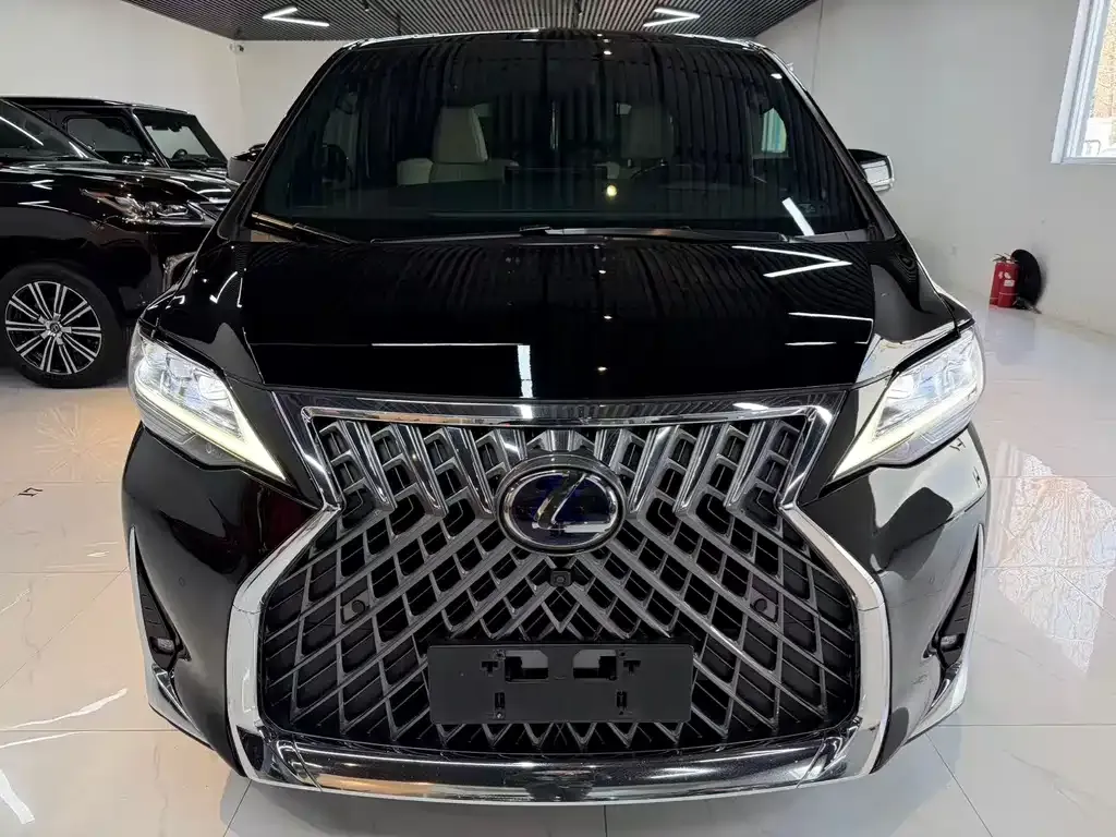 Lexus LM
