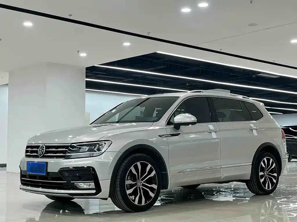 Volkswagen Tiguan L — фото 1