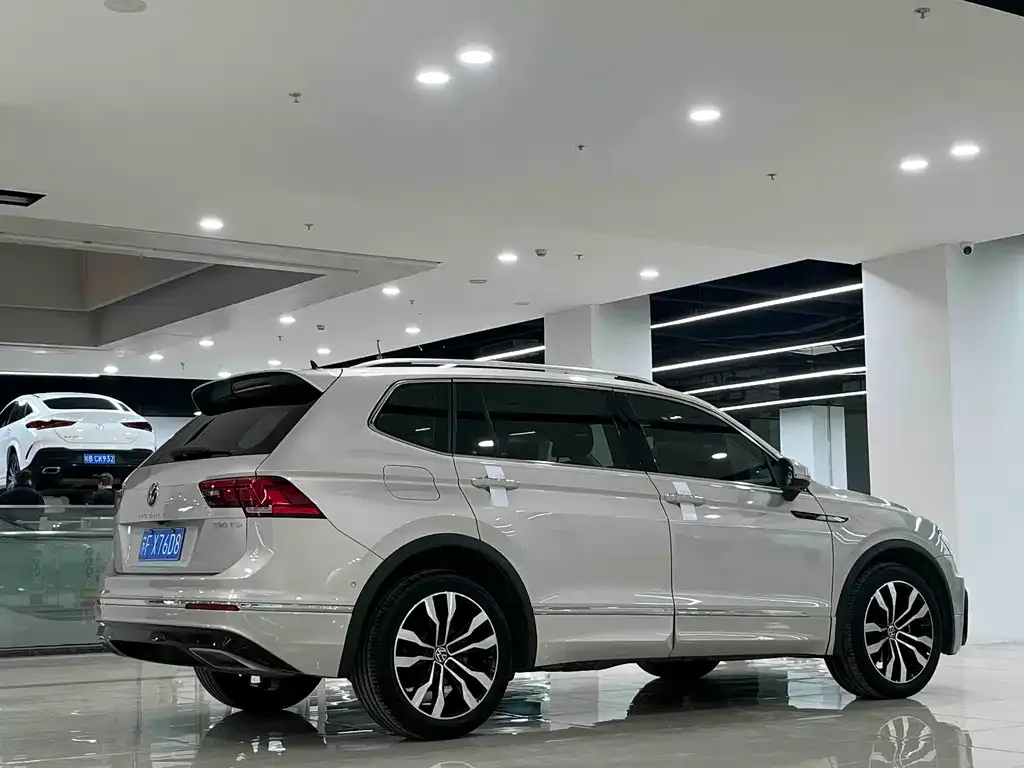 Volkswagen Tiguan L — фото 9