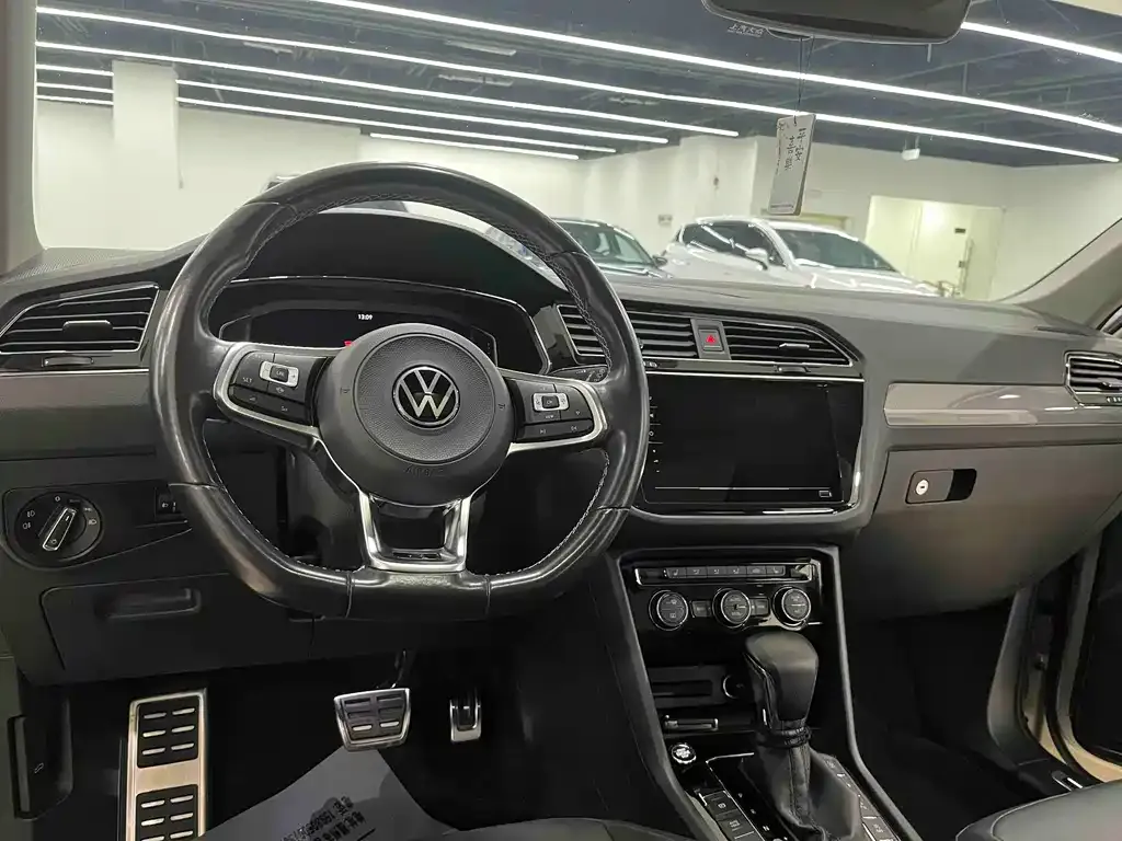 Volkswagen Tiguan L — фото 5
