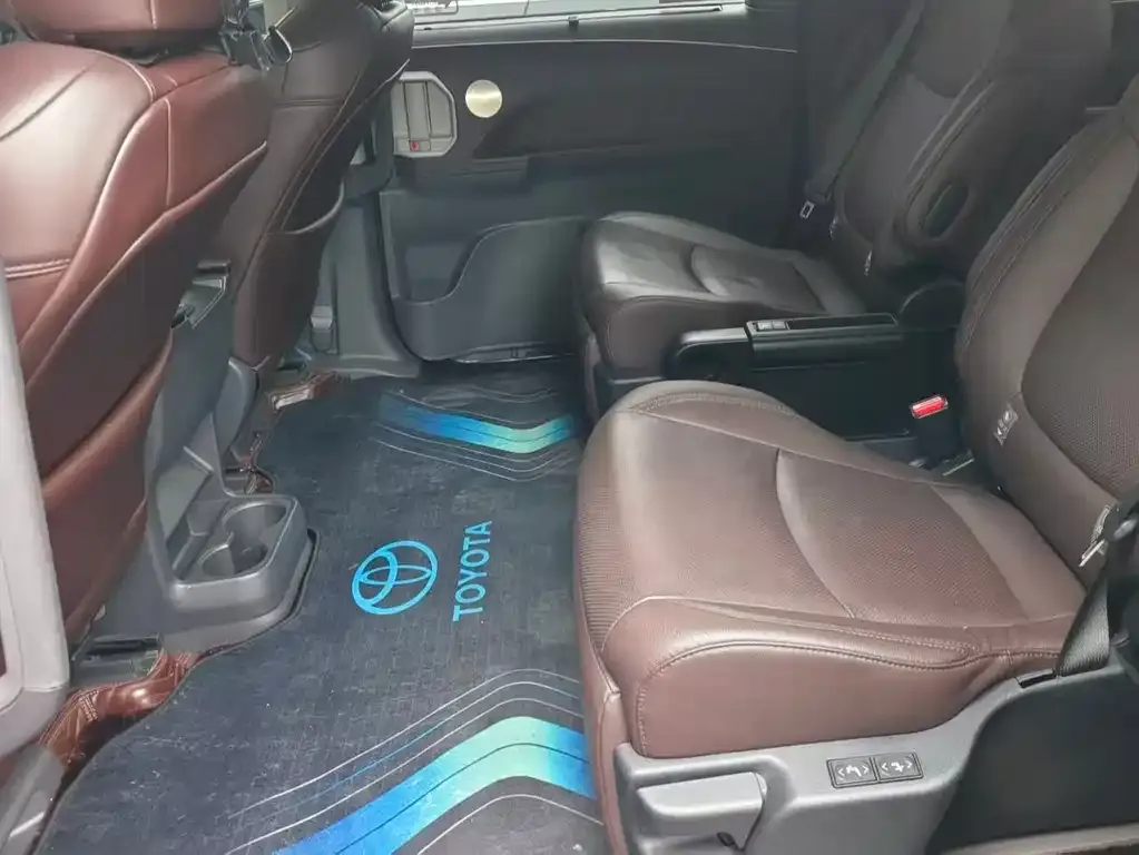 Toyota Sienna — фото 2