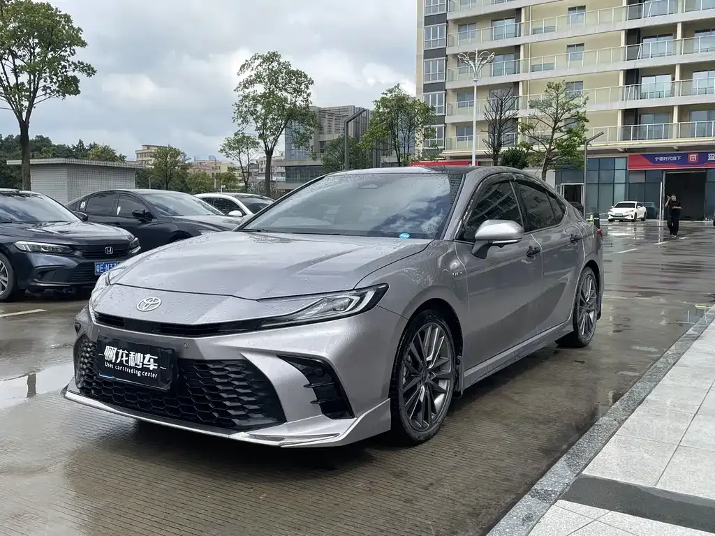Toyota Camry — фото 1
