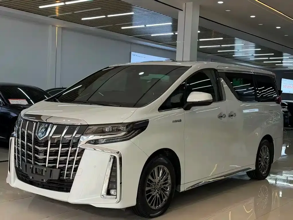 Toyota Alphard — фото 1