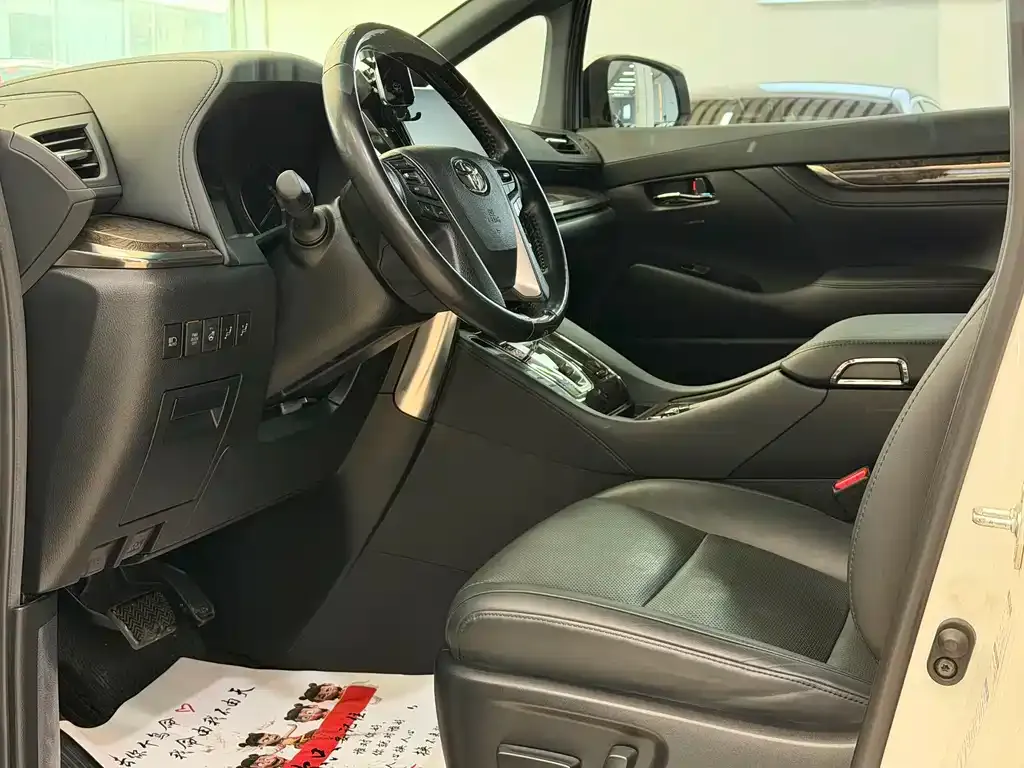 Toyota Alphard — фото 8