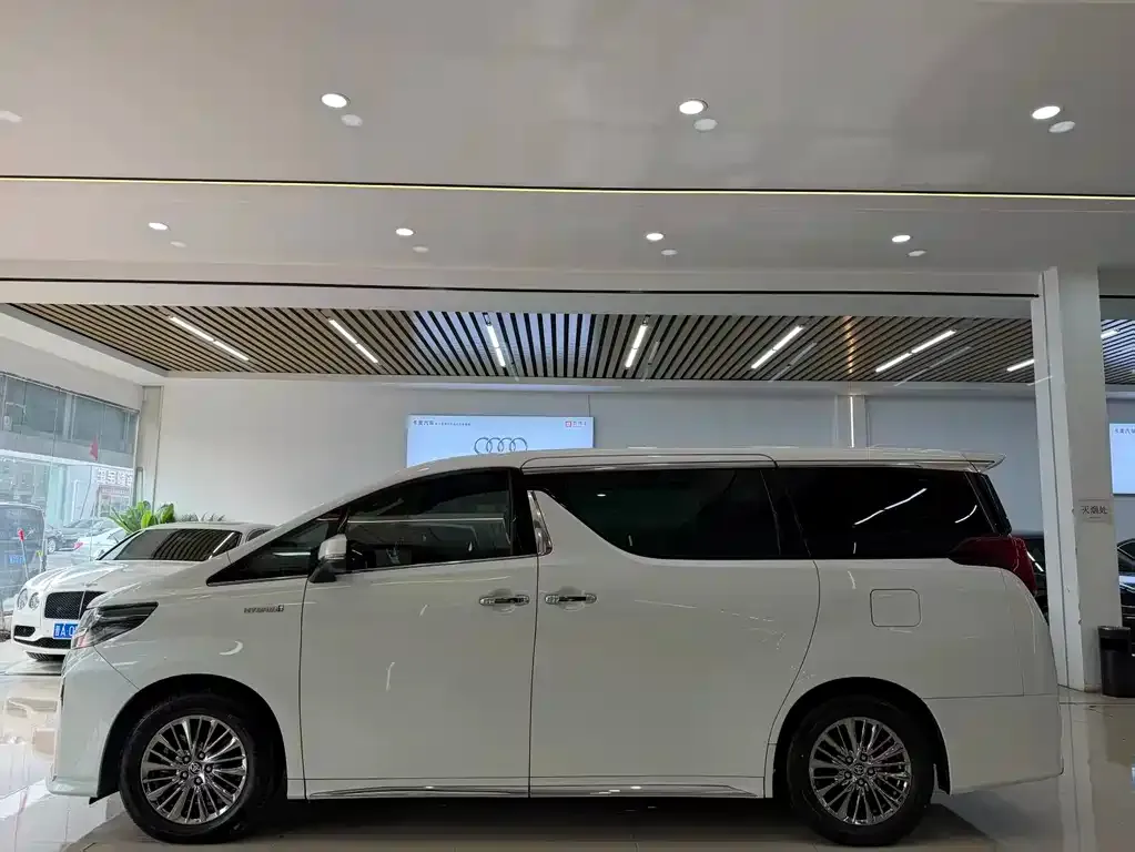 Toyota Alphard — фото 7