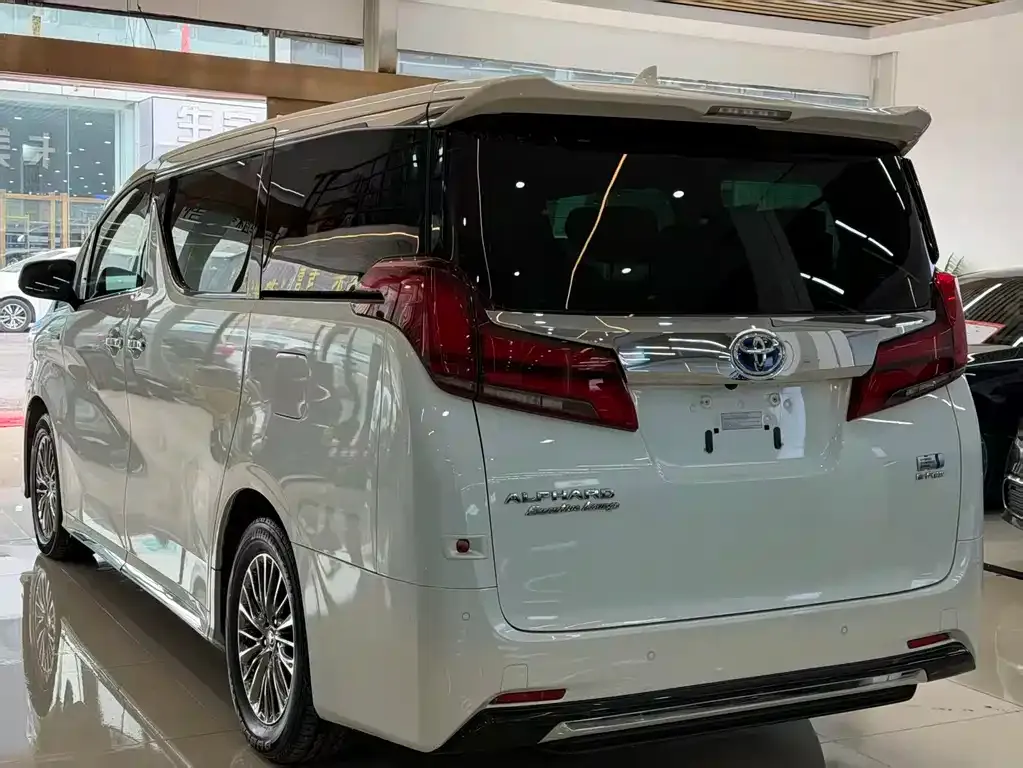 Toyota Alphard — фото 9
