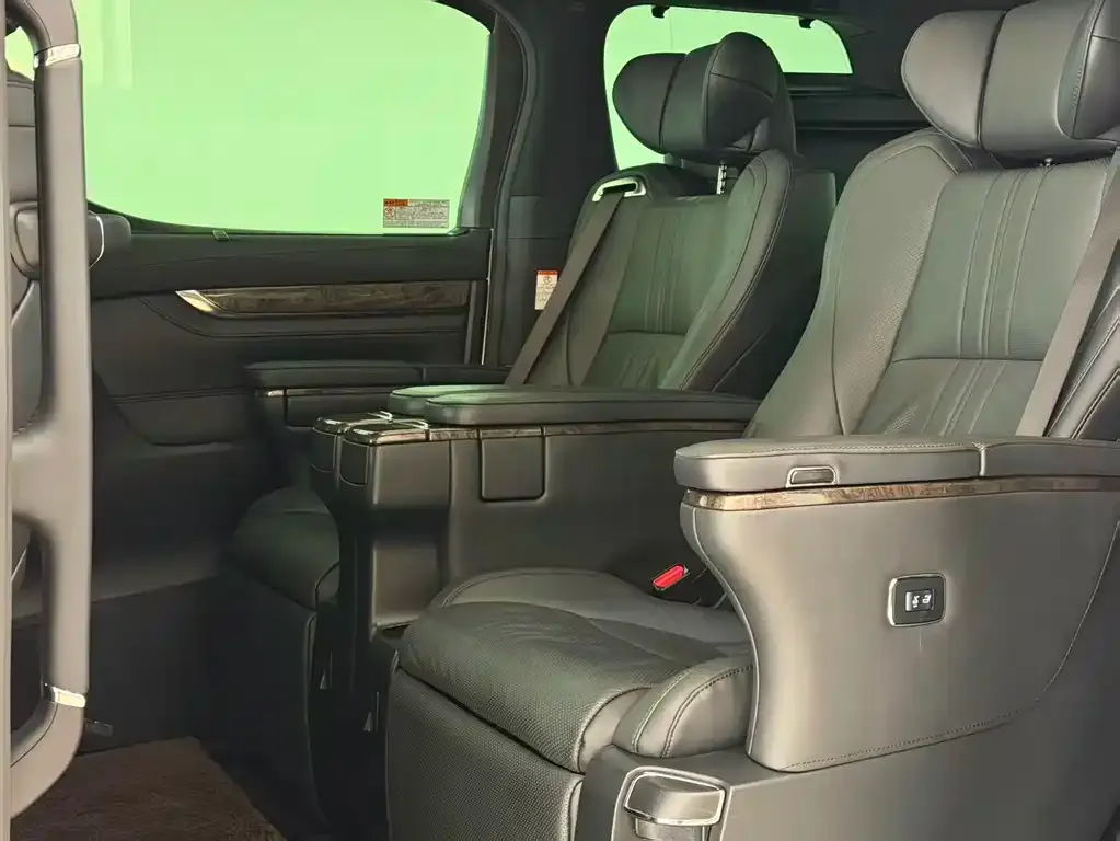 Toyota Alphard — фото 2