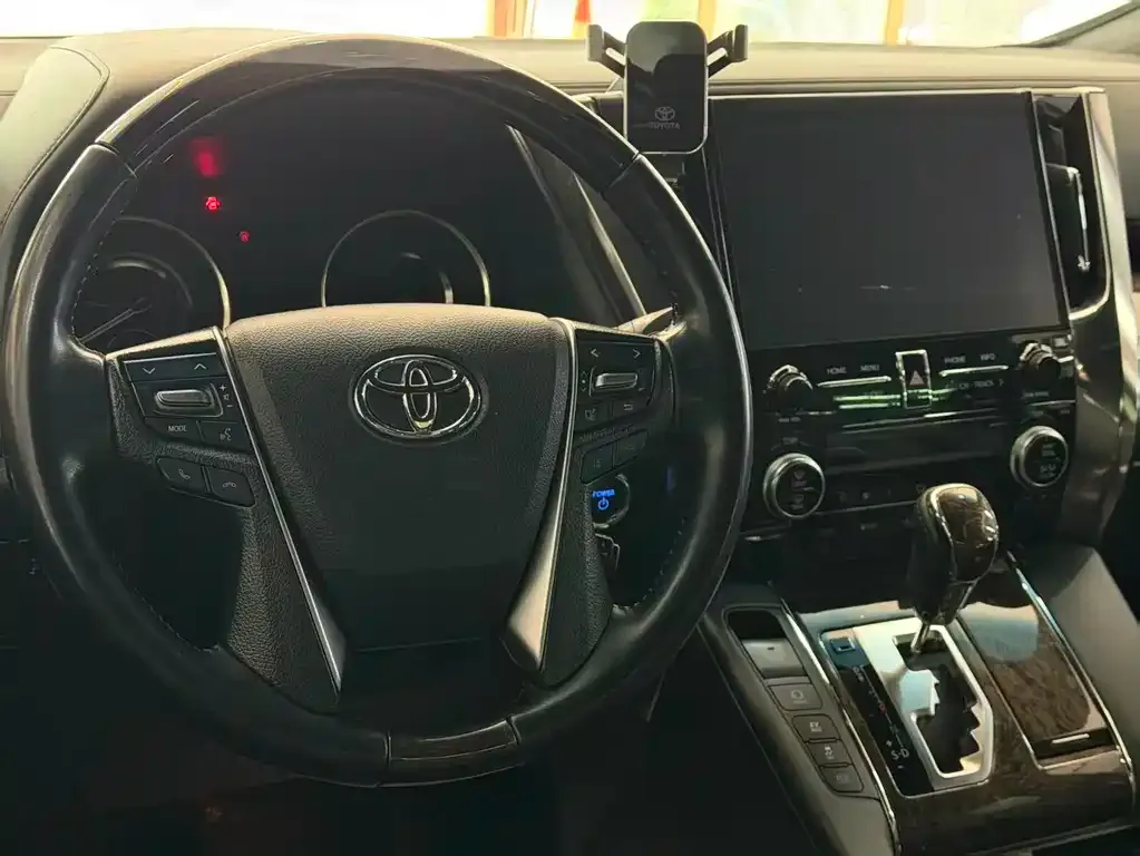 Toyota Alphard — фото 4