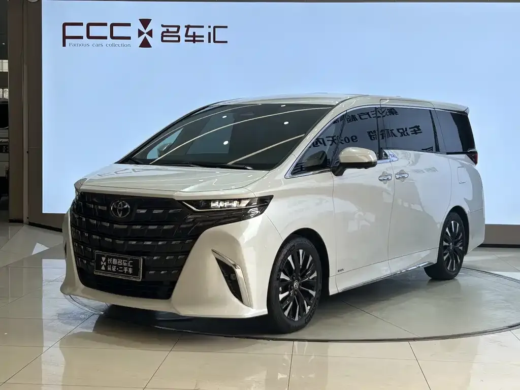 Toyota Alphard — фото 1