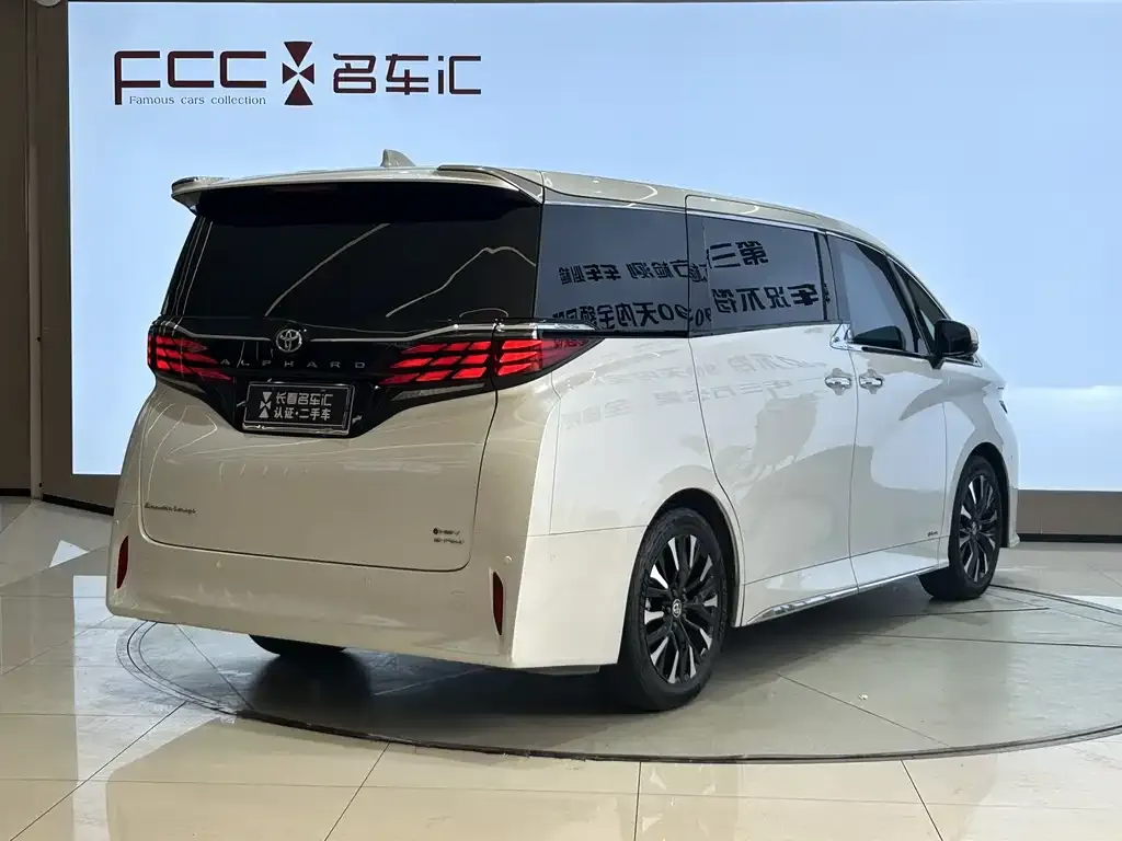 Toyota Alphard — фото 7