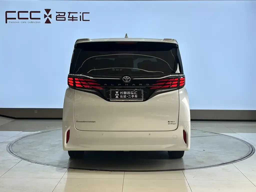 Toyota Alphard — фото 2