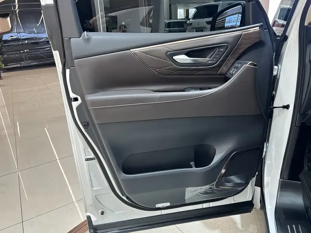 Toyota Alphard — фото 10
