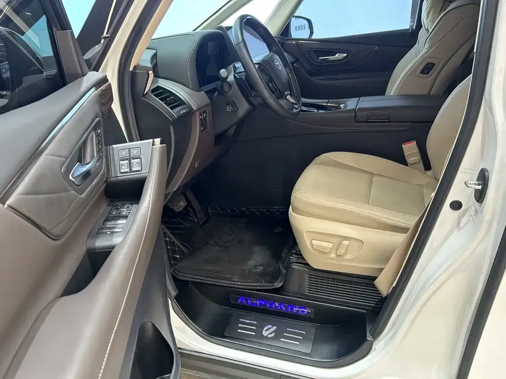 Toyota Alphard — фото 9
