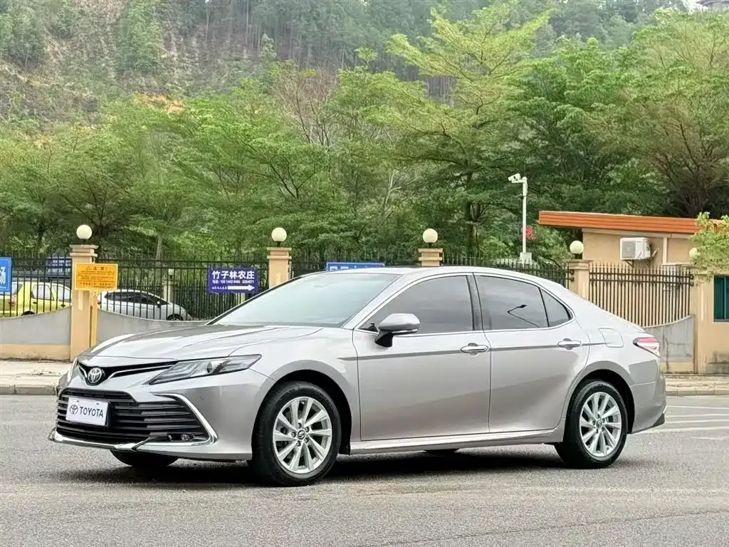 Toyota Camry — фото 1