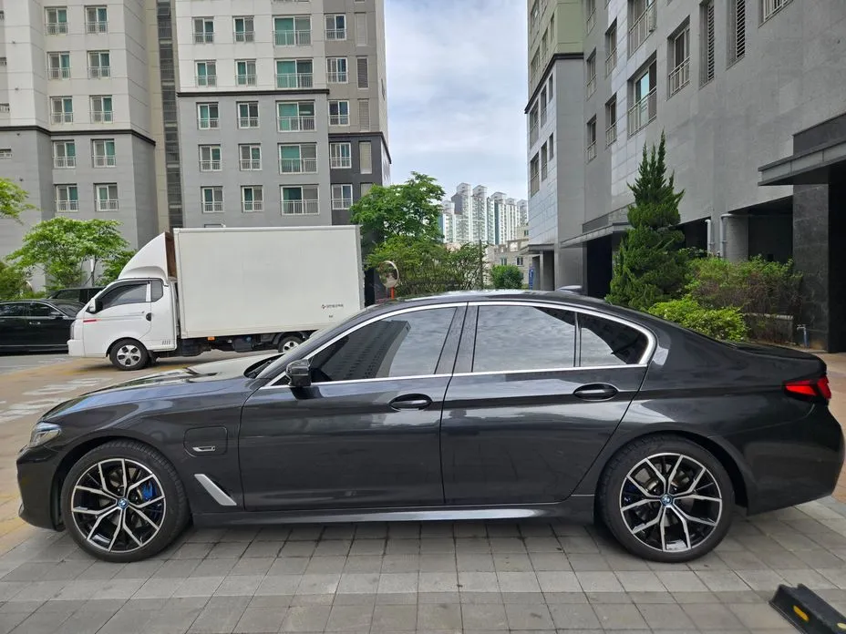 BMW 5-Series — фото 1