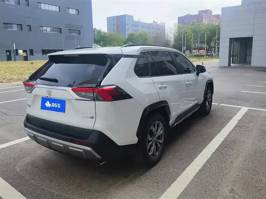Toyota RAV4 — фото 4