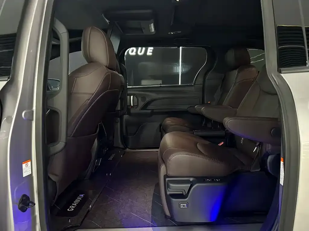 Toyota Granvia — фото 2
