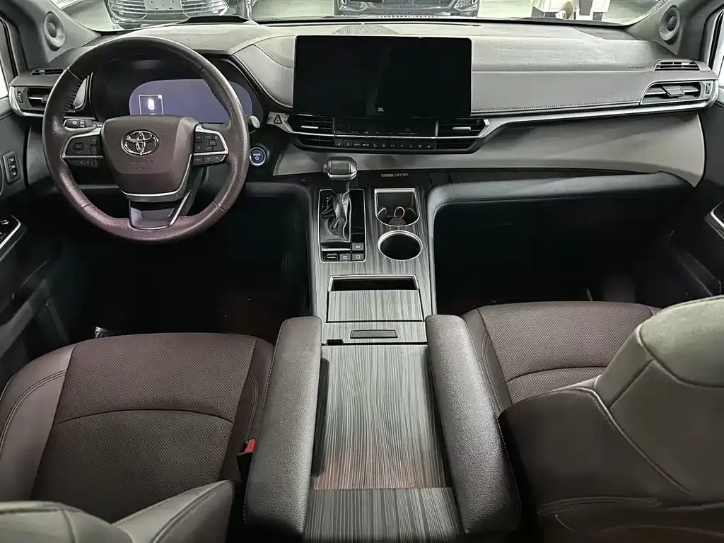 Toyota Granvia — фото 8