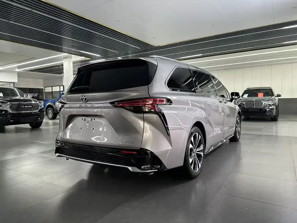 Toyota Granvia — фото 4
