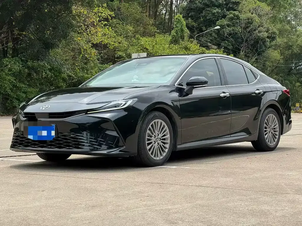 Toyota Camry — фото 1