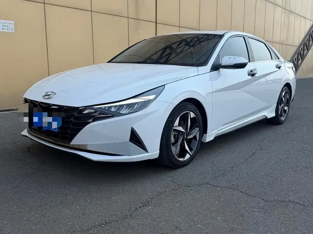 Hyundai Elantra — фото 1