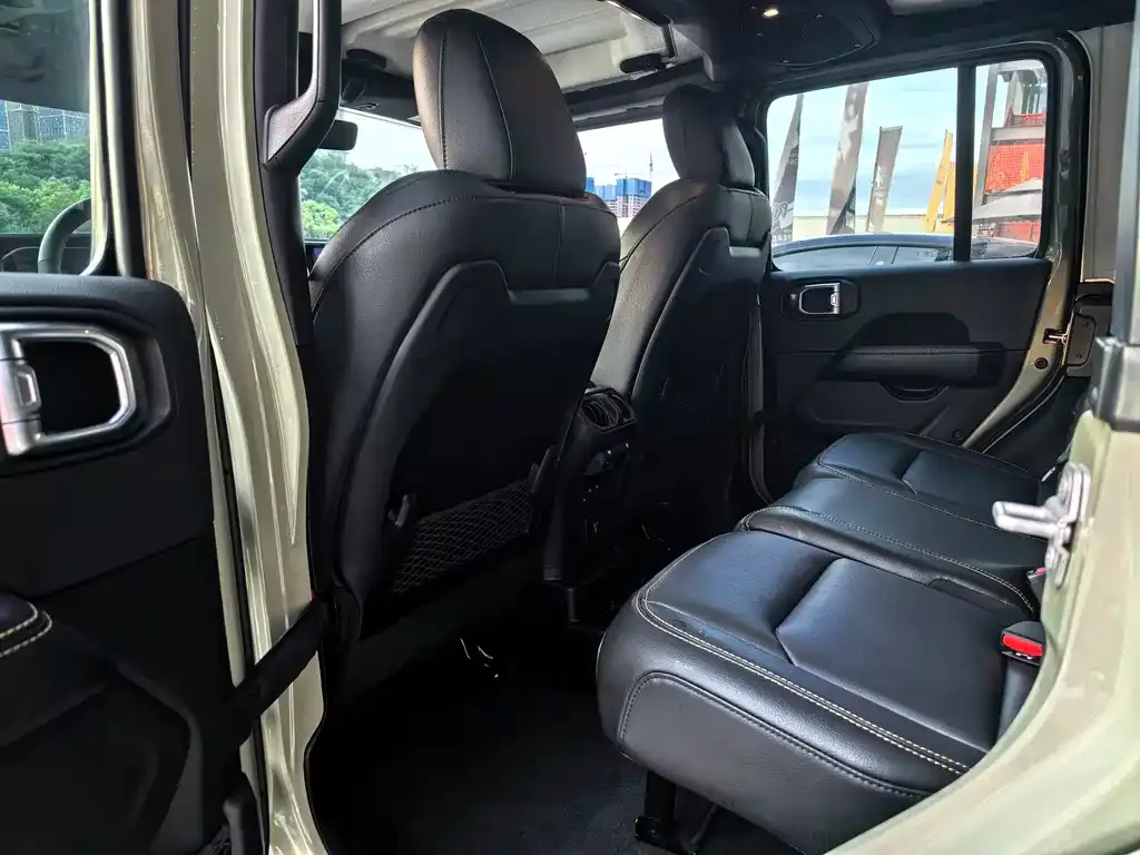 Jeep Wrangler — фото 10