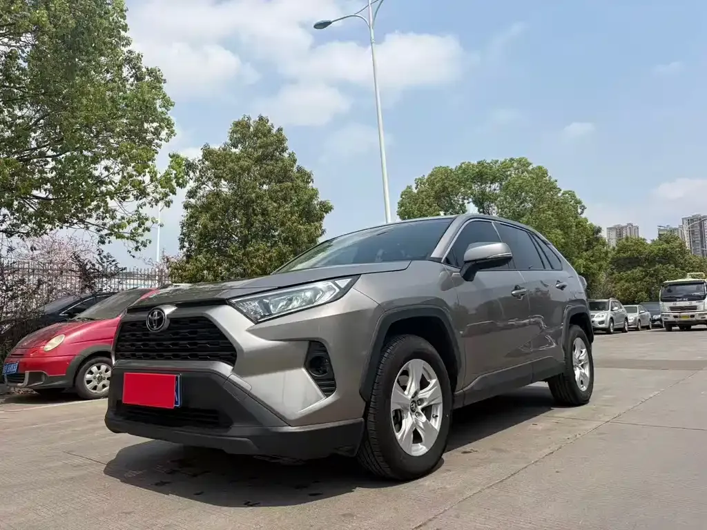 Toyota RAV4 — фото 7