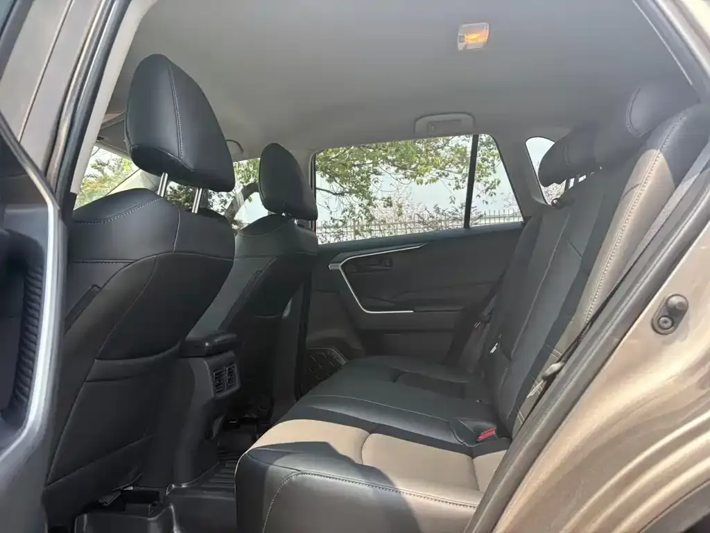 Toyota RAV4 — фото 9