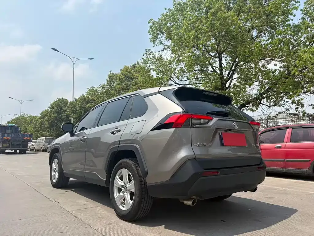 Toyota RAV4 — фото 8