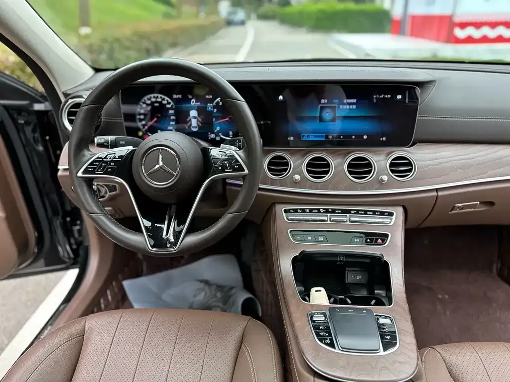 Mercedes-Benz E-Class — фото 2