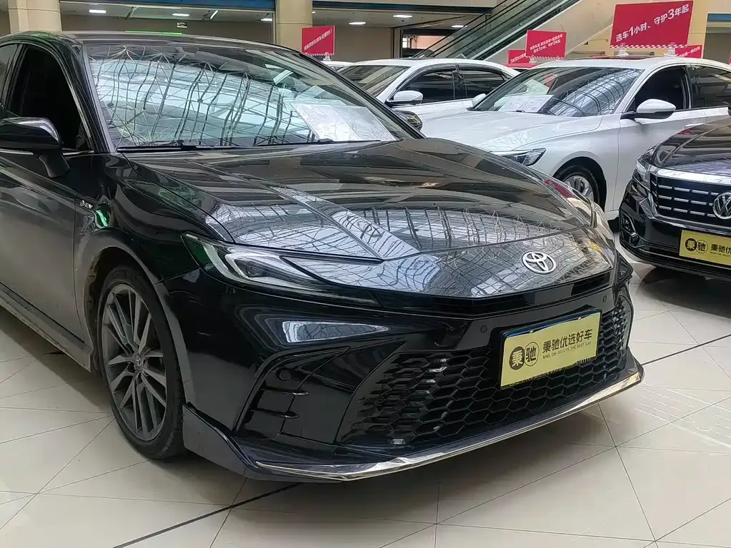 Toyota Camry — фото 1