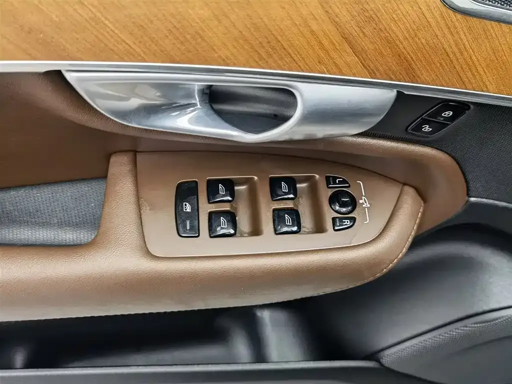 Volvo XC90 — фото 9