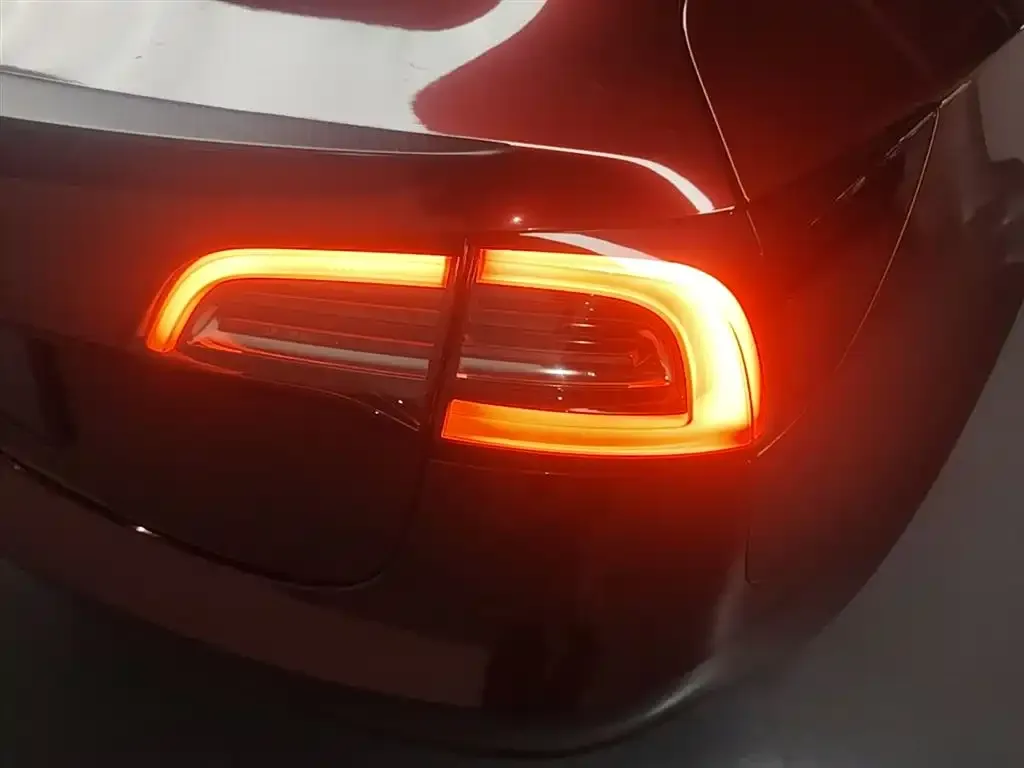 Tesla Model 3 — фото 10