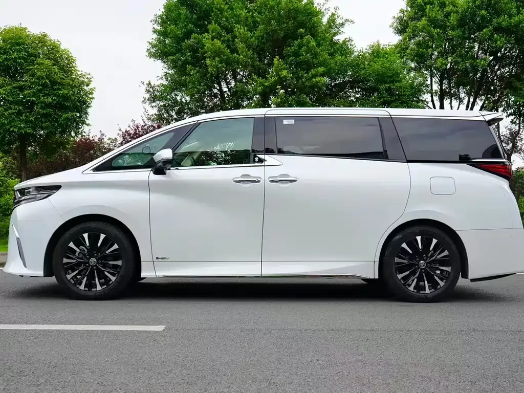 Toyota Alphard — фото 8