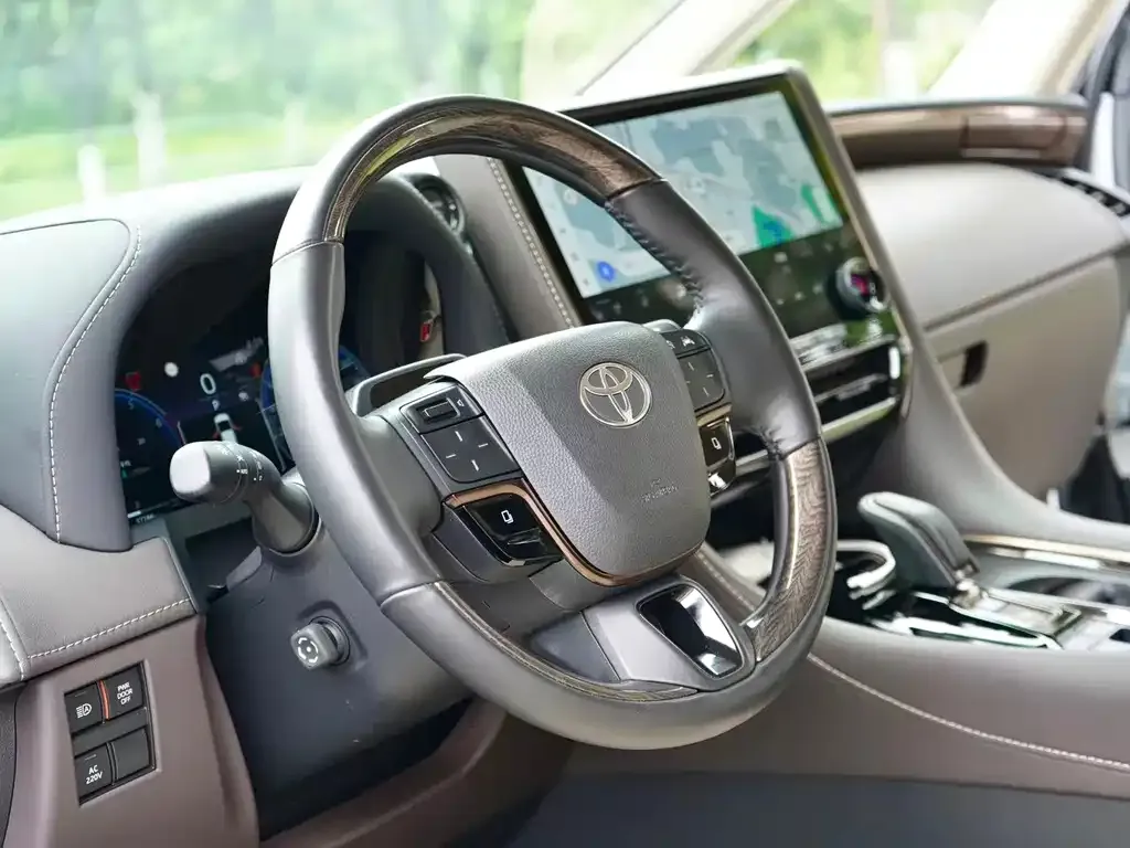 Toyota Alphard — фото 10