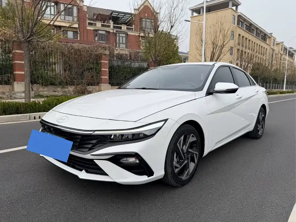 Hyundai Elantra — фото 1