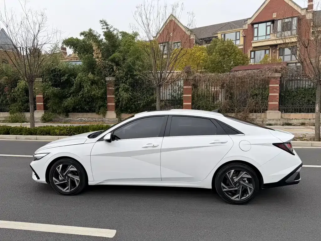 Hyundai Elantra — фото 8