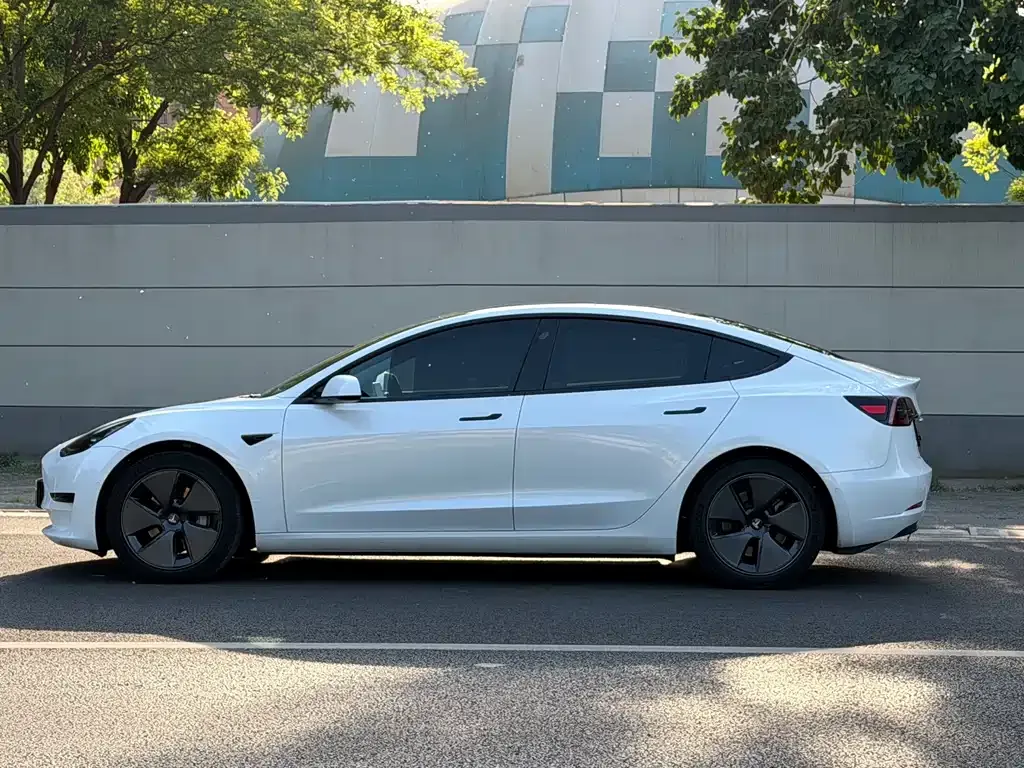 Tesla Model 3 — фото 5