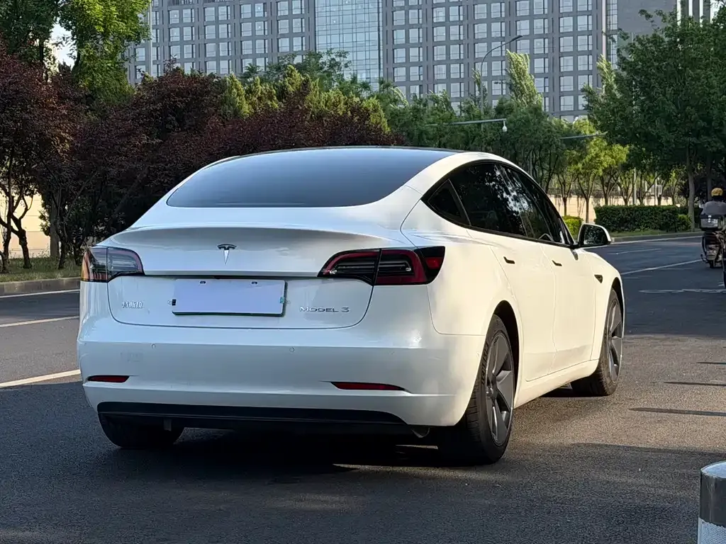 Tesla Model 3 — фото 9