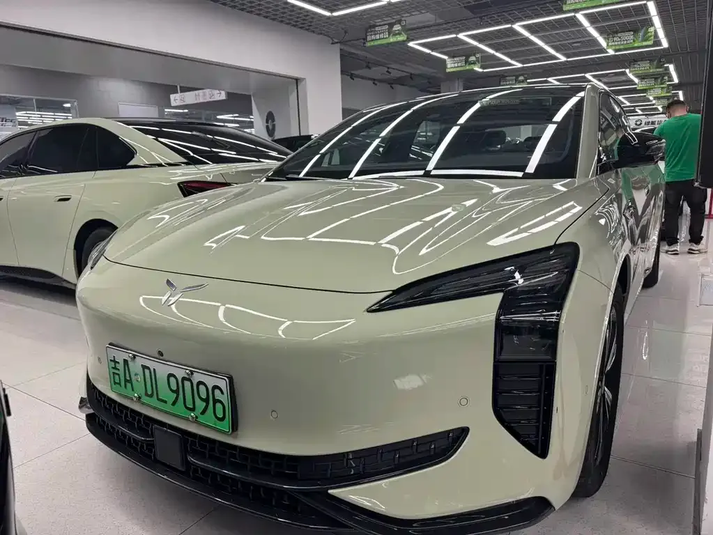 Hongqi EH7