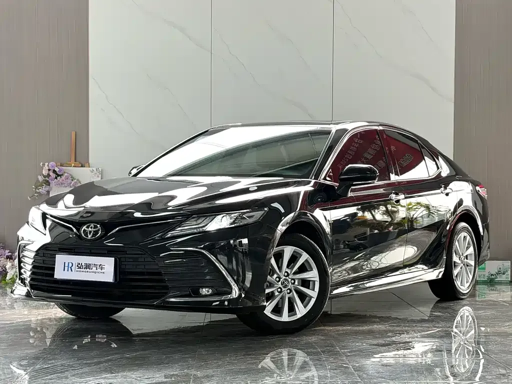 Toyota Camry — фото 1