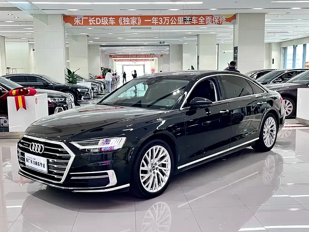 Audi A8 — фото 1