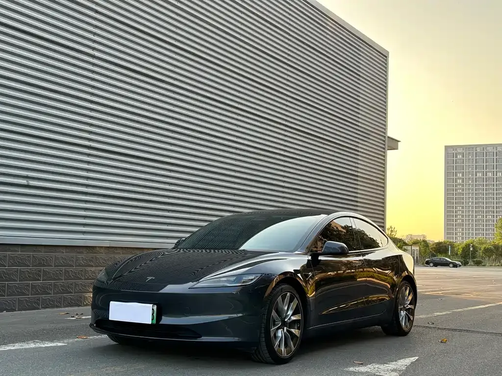 Tesla Model 3 — фото 1