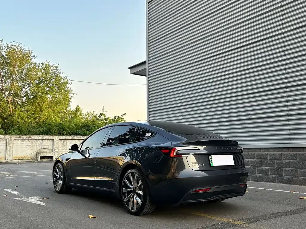 Tesla Model 3 — фото 7