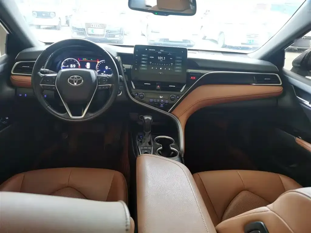 Toyota Camry — фото 2