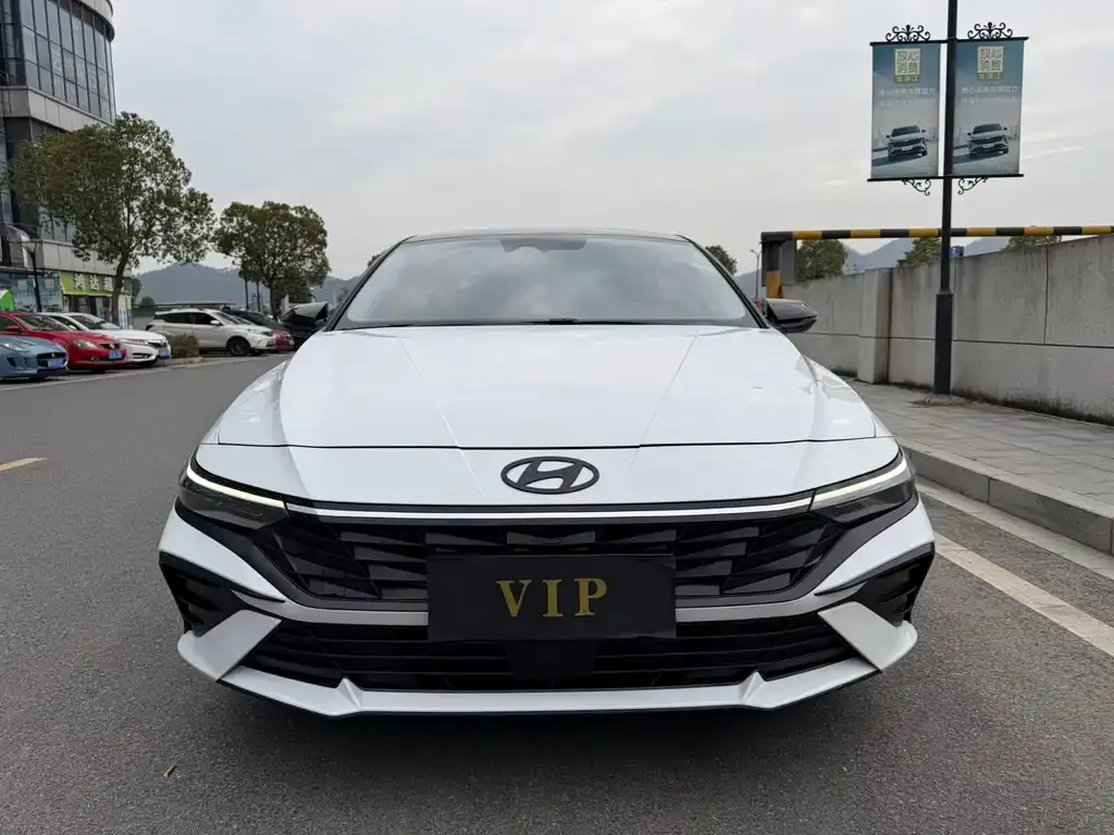 Hyundai Elantra — фото 1