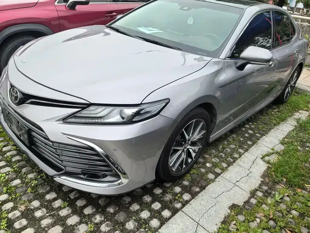 Toyota Camry — фото 1