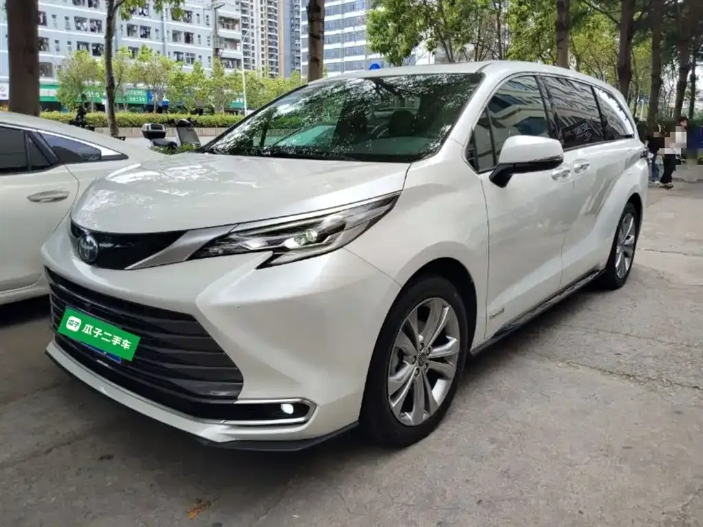 Toyota Sienna — фото 1