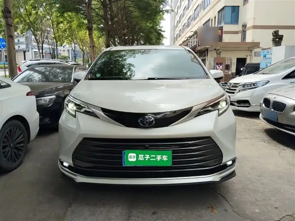 Toyota Sienna — фото 2