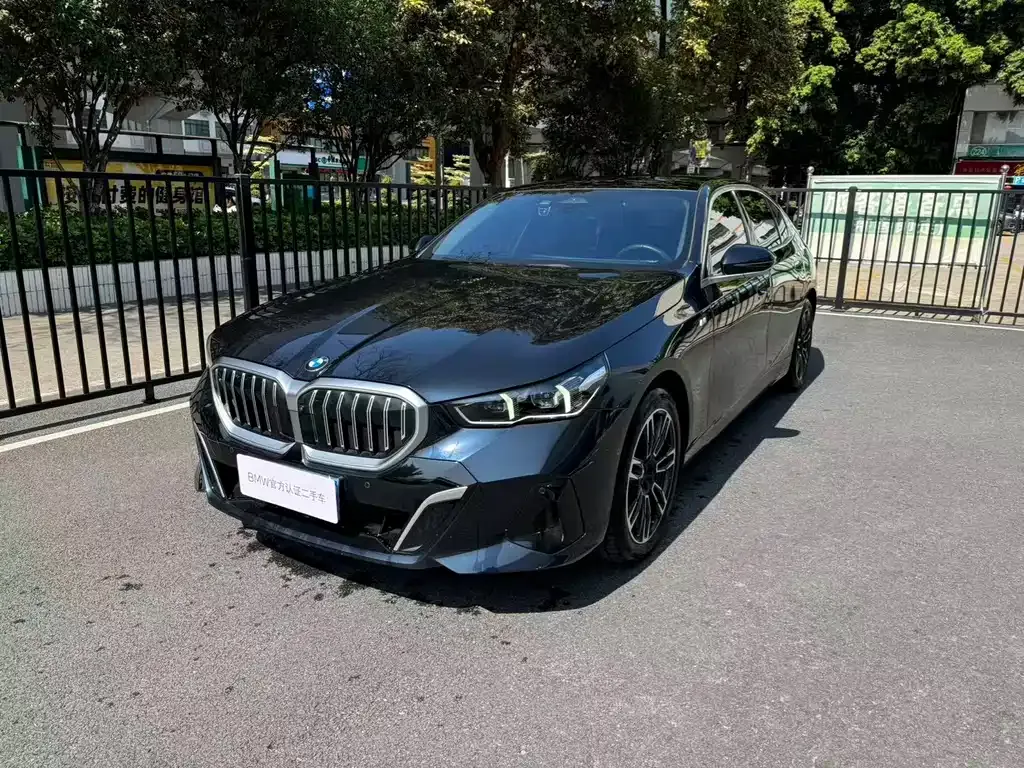 BMW 5 Series — фото 1